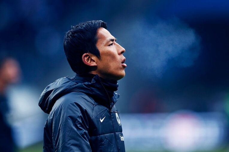 「1年前はJ2→ドイツ5部」上月壮一郎22歳の堂々1部デビュー…長谷部誠と握手、鎌田大地vs吉田麻也のW杯組対決も〈現地撮影〉(9)