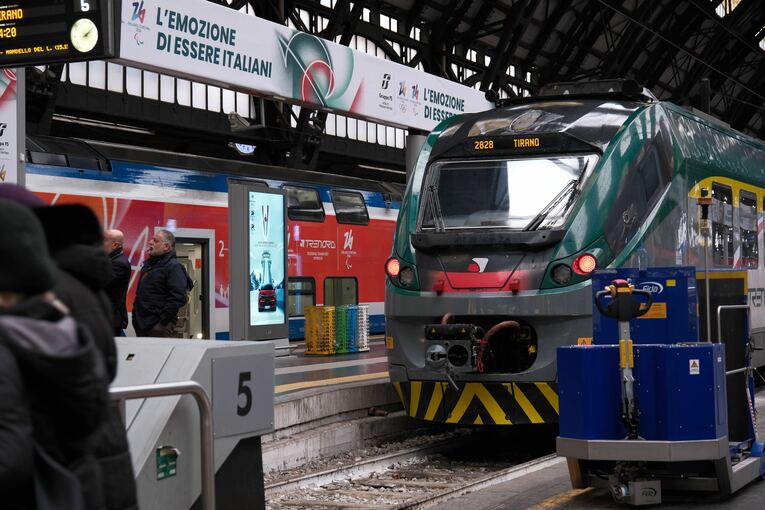 ティラノ駅行きの列車　©Nanae Suzuki