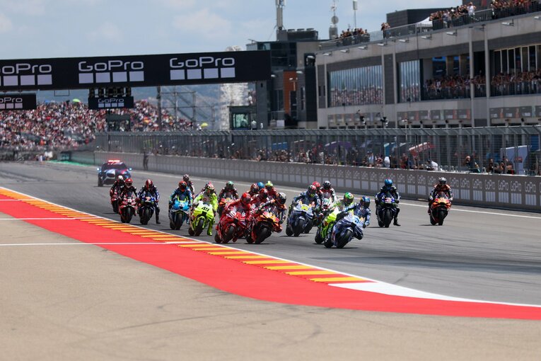 スプリントのスタート　©︎Satoshi Endo