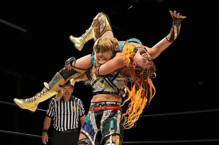 CHIAKIはジュリアをアルゼンチンバックブリーカーで担ぎ上げる　©Essei Hara