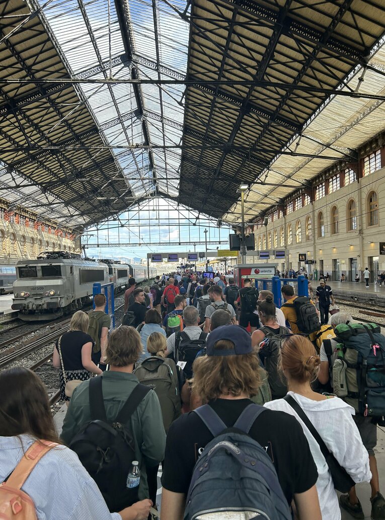 遅延のせいか、マルセイユの駅は大混雑だった