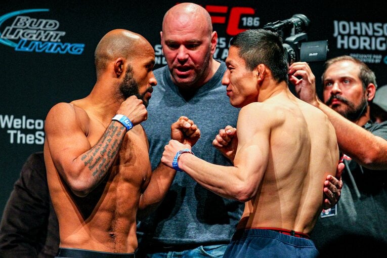 前日軽量で対峙する「DJ」ことデメトリアス・ジョンソンと堀口恭司　©Susumu Nagao