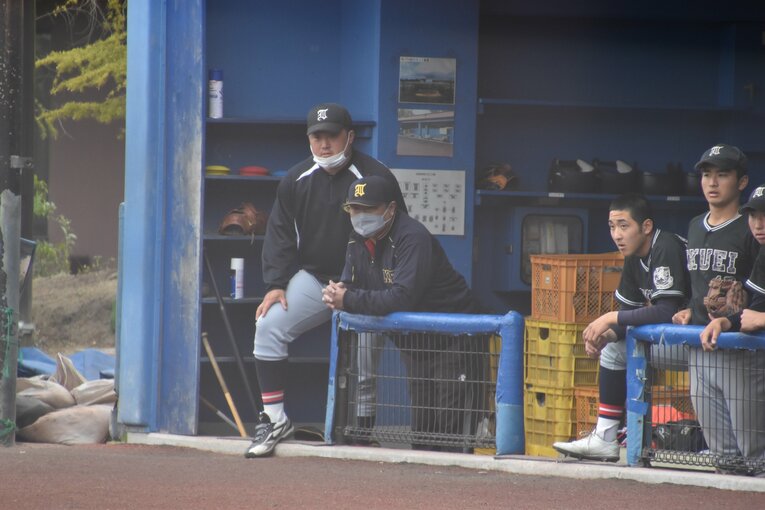 仙台育英・猿橋善宏部長（中央）。左は杜秀介コーチ　©Takahiro Kikuchi