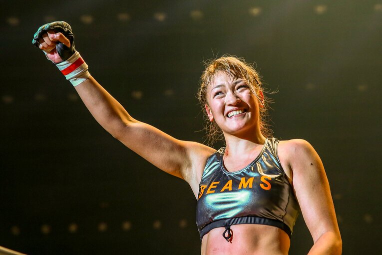 2015年の大晦日、第1試合で華麗に勝利した“ツヨカワ女王”RENA　©RIZIN FF Susumu Nagao
