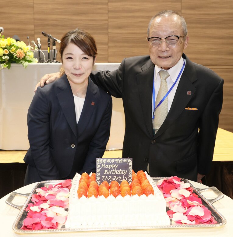 引退会見を終えて誕生日ケーキを贈られ、父の義行氏と　©JIJI PRESS