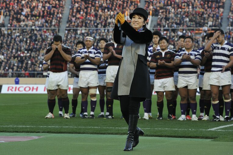 4万人を超える大観衆とユーミンの歌声に、思わず涙する垣永真之介（後方、左）©︎Takuya Sugiyama