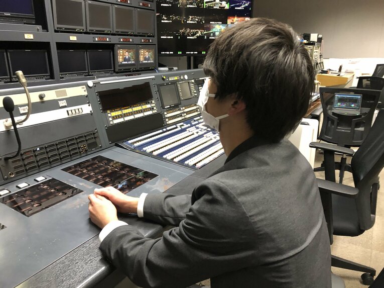 竹石さんがディレクターを務める『スポーツパラダイス』は、1999年4月より放送がスタートし26年目の人気スポーツ情報番組。地元では“スポパラ”の愛称で親しまれているという。清水エスパルス、ジュビロ磐田などＪリーグを中心に、野球やラグビー、アマチュアスポーツまで静岡県内の様々なスポーツの最新情報を扱う。竹石さんは放送時、スタジオ裏にある調整室で仕事をすることが多いという（静岡朝日テレビ提供）