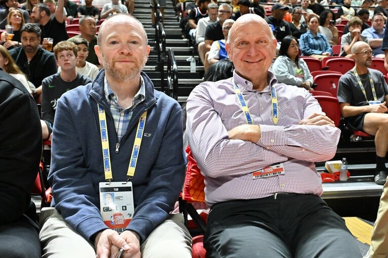 クリッパーズの球団社長、ローレンス・フランク（左）とサマーリーグを観戦するスティーブ・バルマー（2026年7月） ©︎Allen Berezovsky/Getty Images_