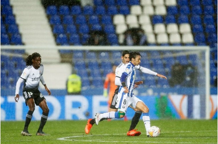 柴崎岳vs岡崎慎司が《ユニフォームを引っ張ってバチバチ》 撮影カメラマンが凍えそうな雨中で捉えた“熱いバトル”の瞬間(43)