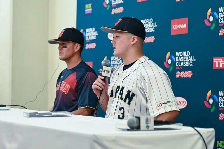 開幕戦後、取材対応する牧秀悟　©Nanae Suzuki