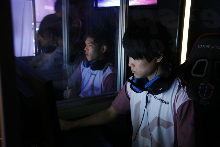 チームの5人がそれぞれブースに入り、試合中はボイスチャットで作戦の相談や伝達をする。(c)SANKO.INC