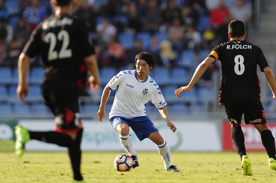 俊輔、清武、乾より大フィーバー。地元が待ちわびた柴崎岳デビュー戦。<Number Web> photograph by AFLO