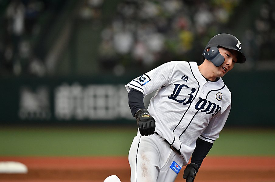 西武 源田壮亮は3年連続ベストナイン受賞をなぜ 驚いた のか うまくいかないとき も主将として プロ野球 Number Web ナンバー