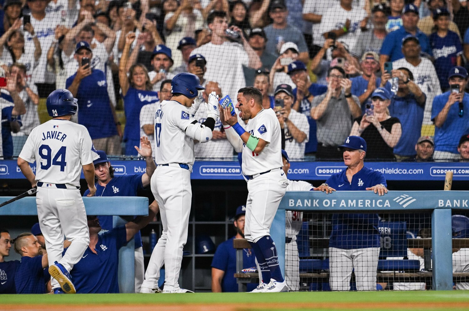 HR後、ロハスとハイタッチ　©Nanae Suzuki