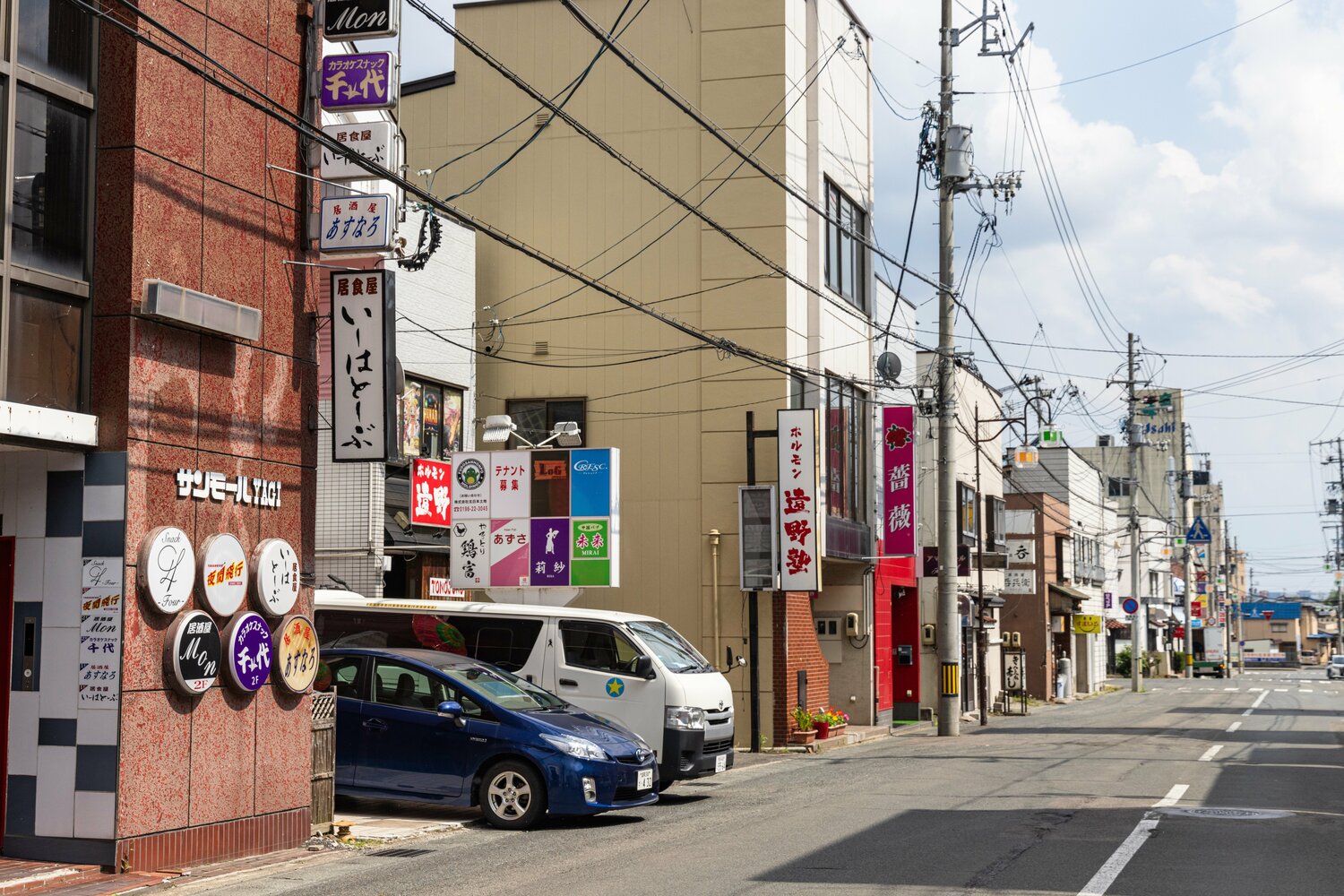 少し歩くと飲食店が軒を並べるエリアがあった