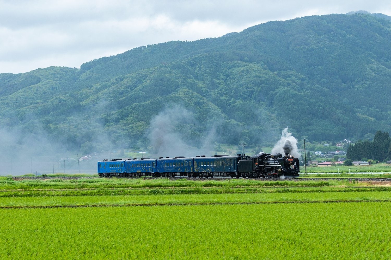 こちらはJR釜石線を走る「SL銀河」