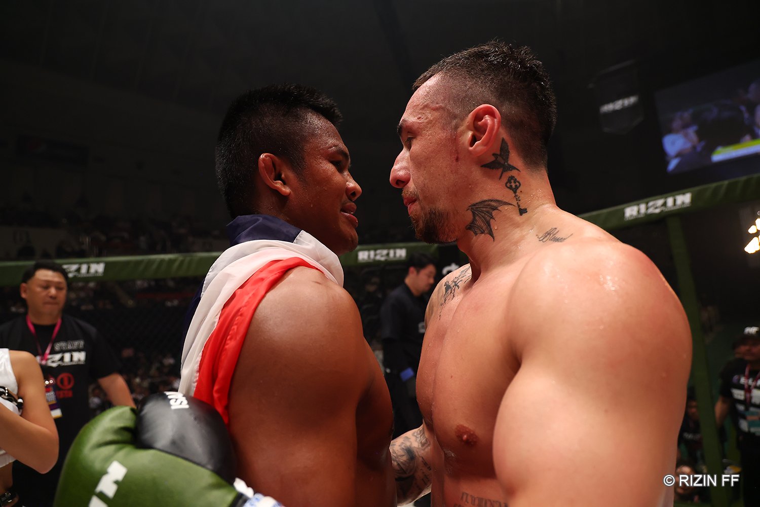 健闘を称え合うブアカーオと木村ミノル　©RIZIN FF