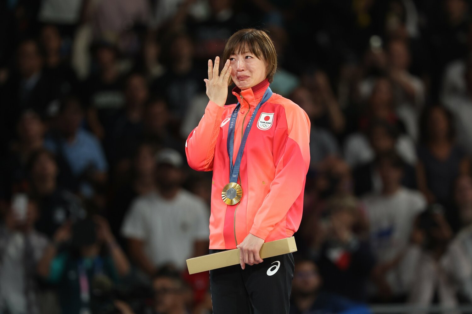 パリ五輪で金メダルを獲得し、表彰式で涙をみせた角田夏実　©︎Tesuya Higashikawa / JMPA