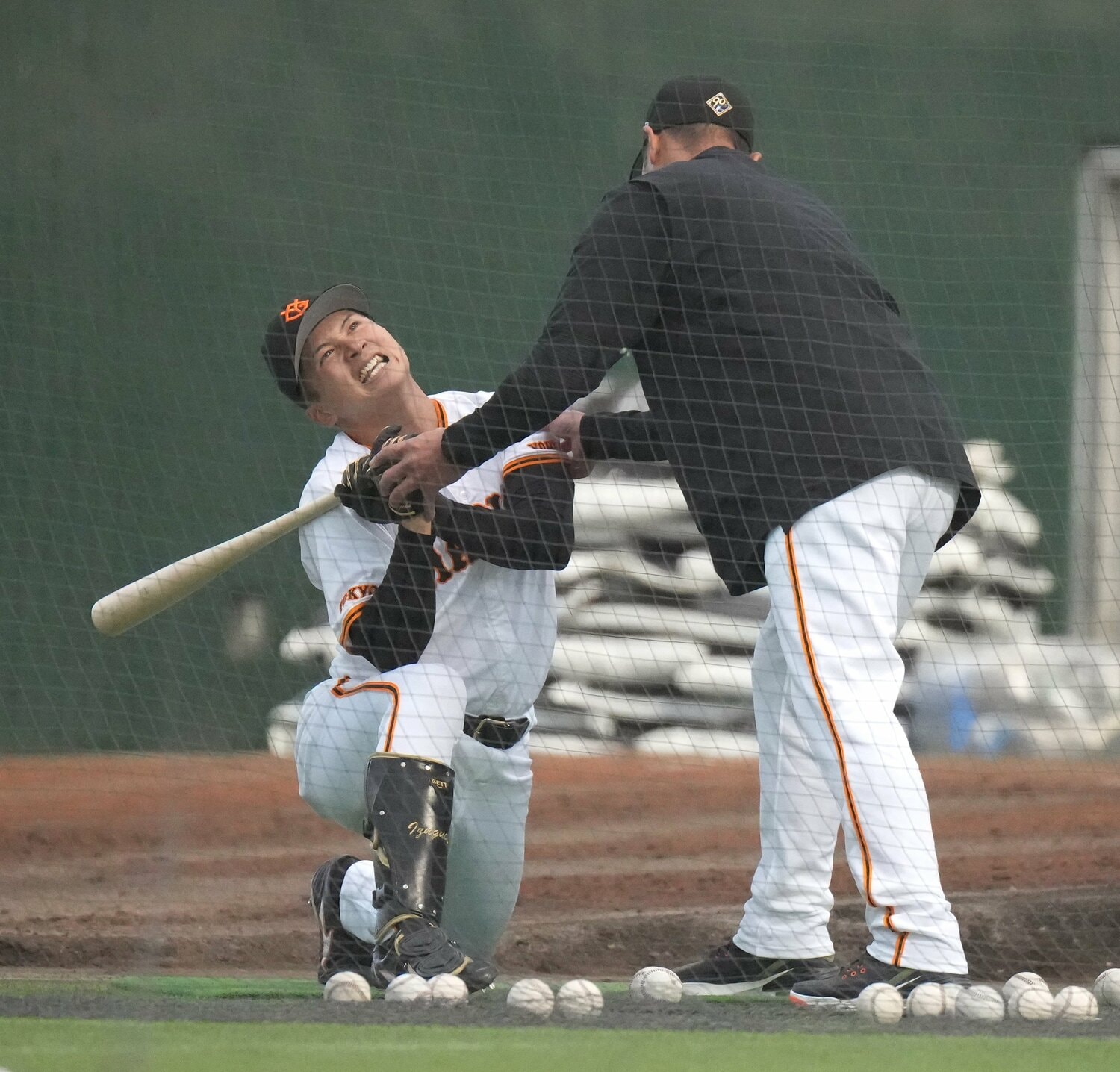 2024年2月、宮崎キャンプで。阿部監督に腰を落とした体制を維持されて苦悶の表情を浮かべる泉口友汰 ©Sankei Shimbun