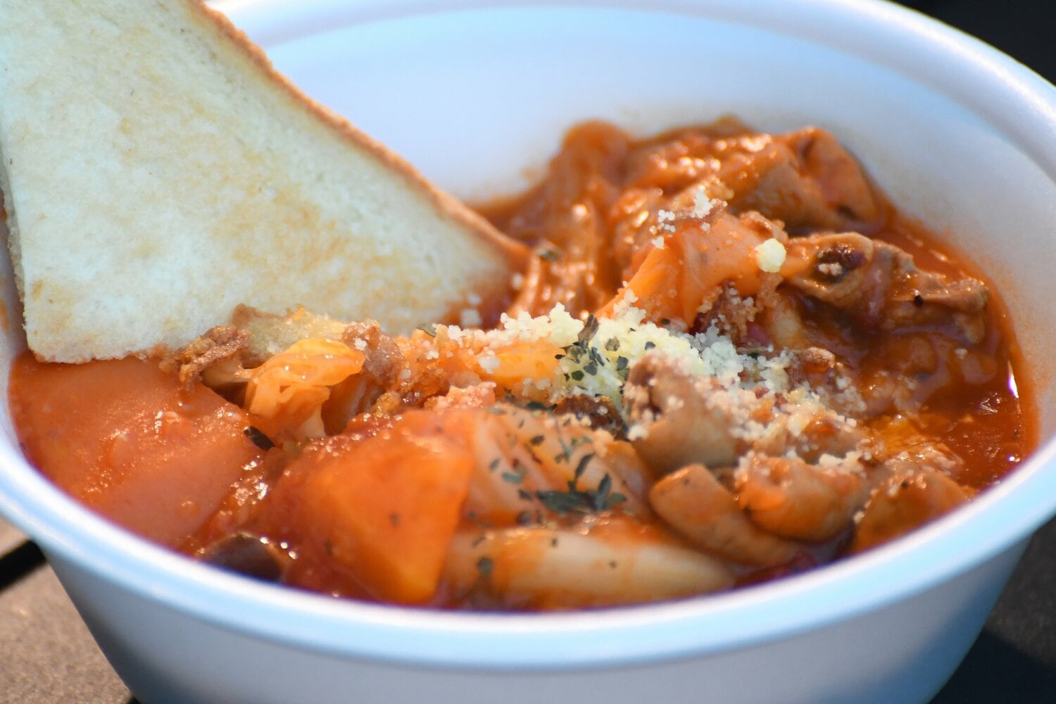 名物のもつ煮を欧風にアレンジした『ゆがふ』のトマトもつ煮