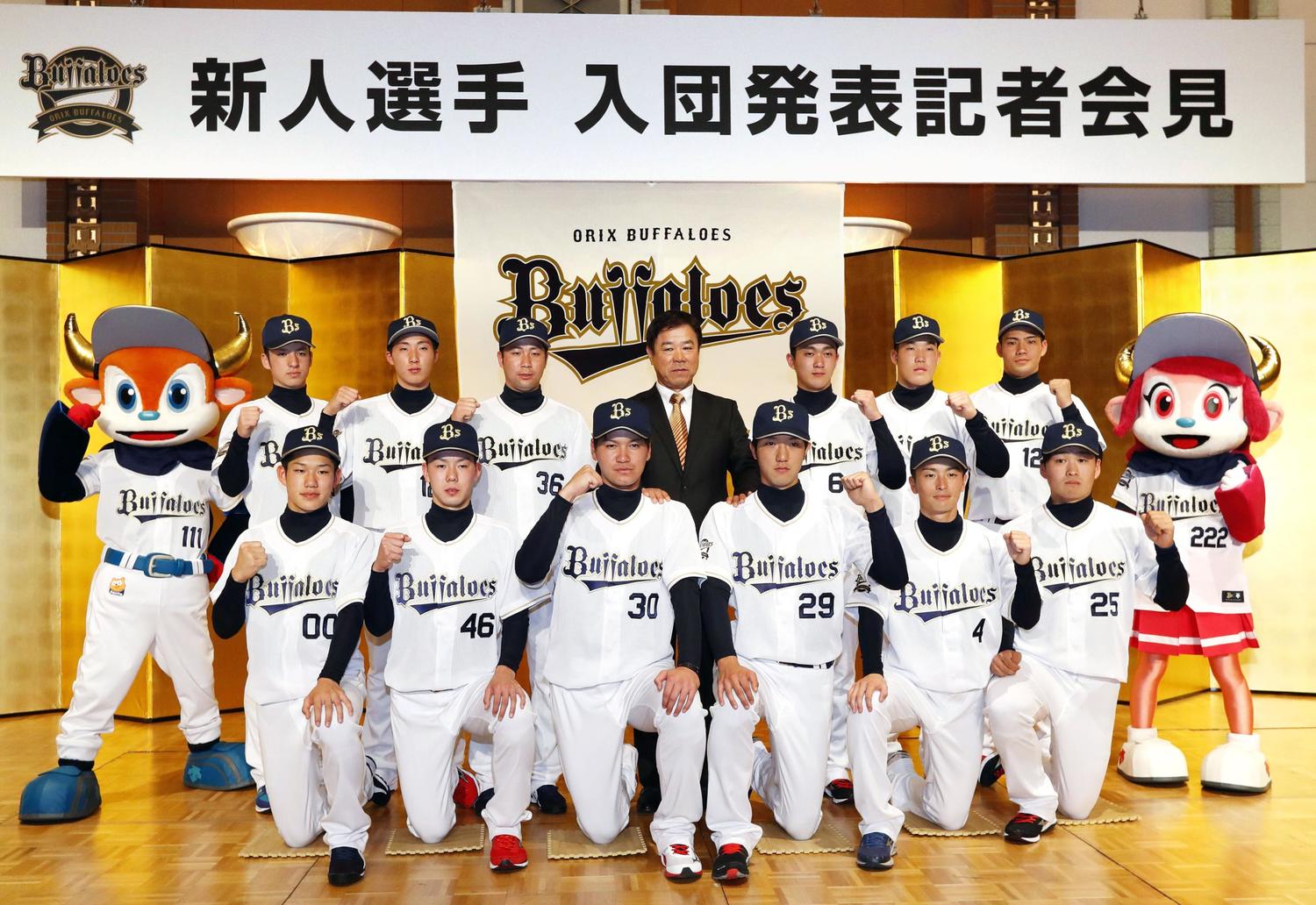 2017年のドラフトで4位指名を受けた本田（前列左から2番目）。同期には田嶋やK-鈴木、福田らがいる　©︎Kyodo News