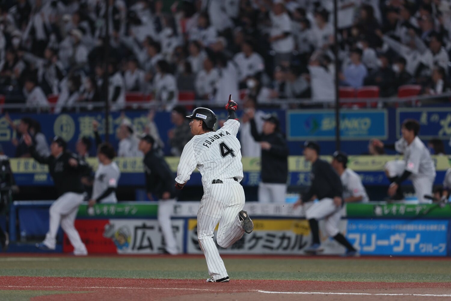 藤岡の一打に観客は総立ちに　©︎Chiba Lotte Marines