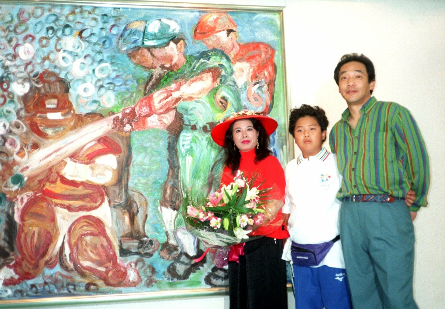 1997年8月、信子夫人の画展が開かれた。除幕式に一家で出席　©Sankei Shimbun