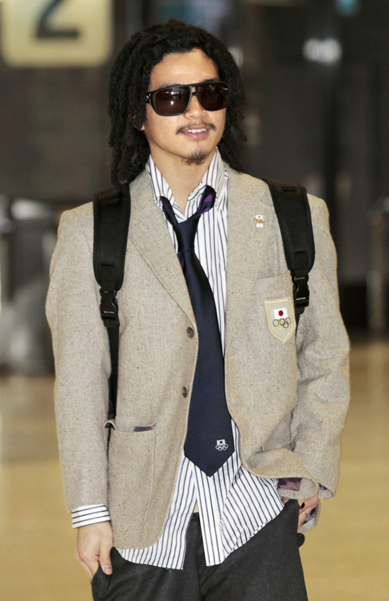 当時、多くの批判を呼んだバンクーバー五輪出国時の國母の服装　©KYODO