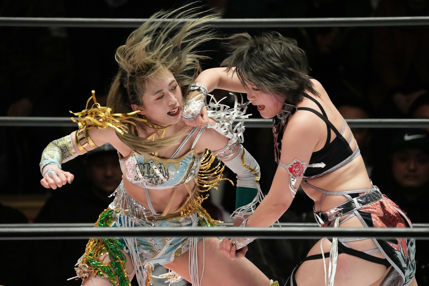 番外戦でシングルを戦う林下詩美と上谷沙弥。2024年4月12日、後楽園ホール ©Essei Hara