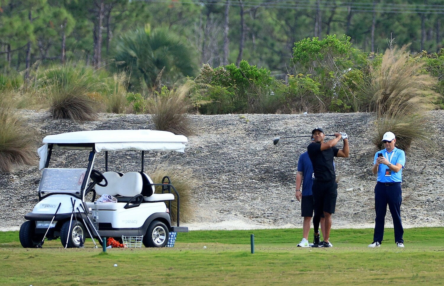 練習場でドライバーショットを披露したタイガー・ウッズ　©Getty Images