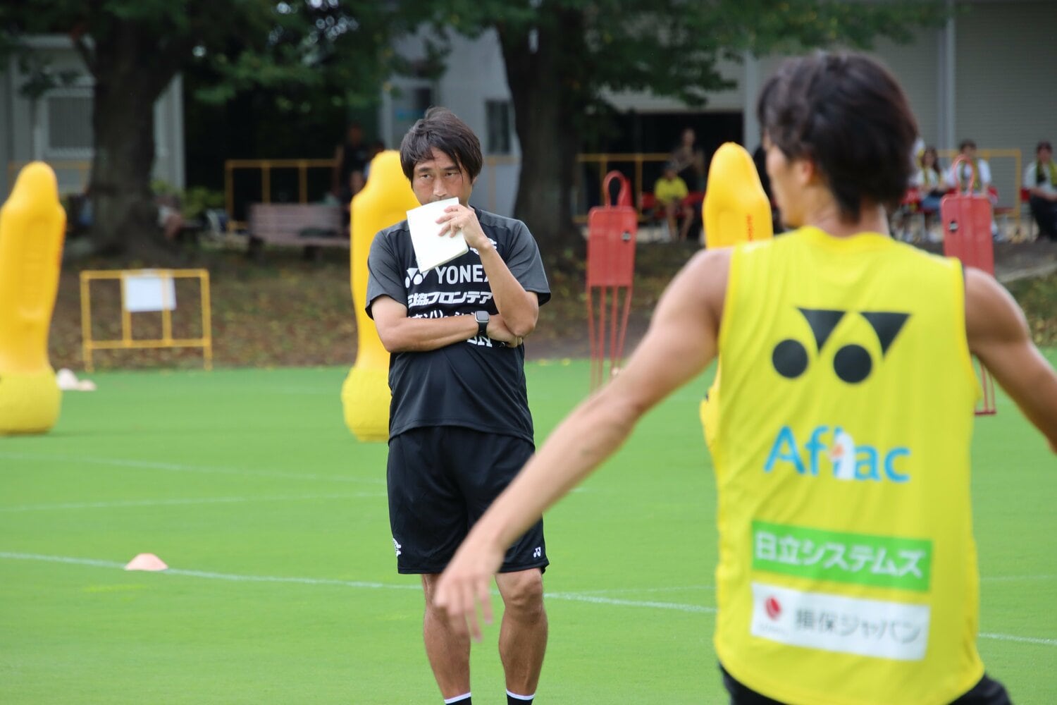 真剣な表情で練習を見つめる北嶋秀朗　©︎KASHIWA REYSOL