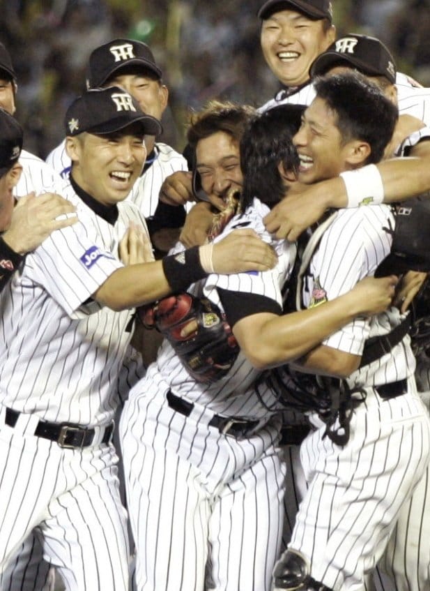 2005年セ・リーグ優勝時、マウンドで歓喜の輪に加わる矢野監督（右）　©︎KYODO