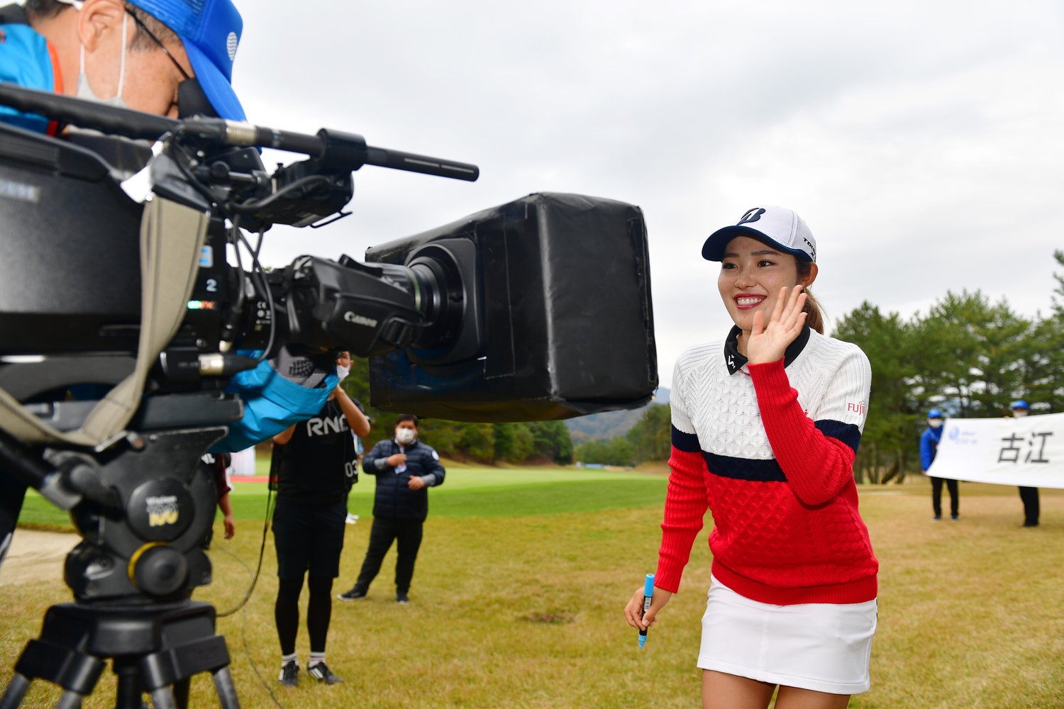 大王製紙エリエールレディスで今季3勝目を飾り、カメラに笑顔を見せる古江　©︎Getty Images