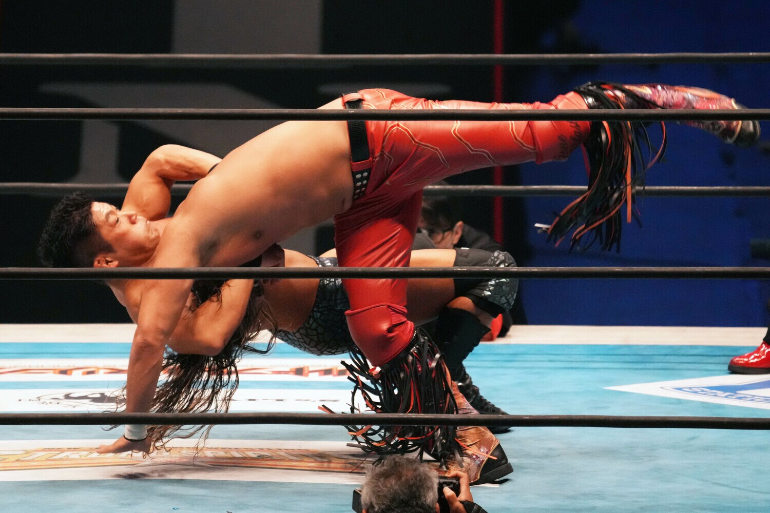 SANADAのデッドフォールを側転のような動きで切り抜ける辻陽太