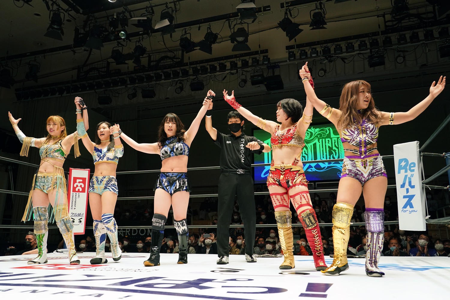 リングに集うQQのメンバー。中央が妃南、左から2人目が天咲光由