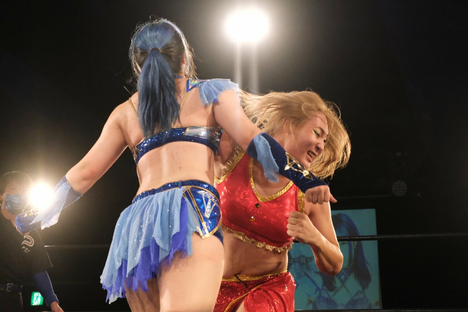 世羅相手に強烈なエルボー