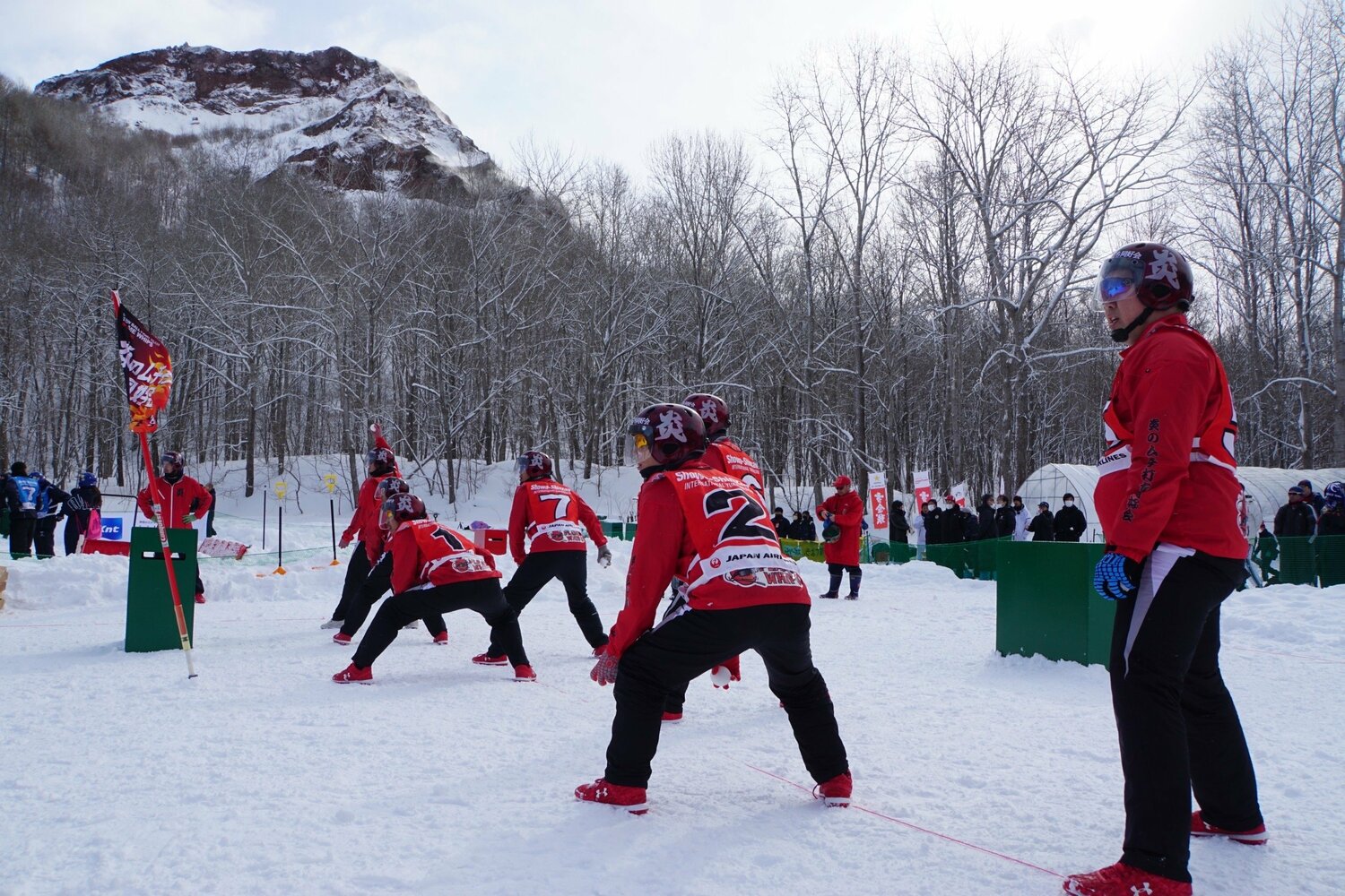 4年ぶりの「昭和新山国際雪合戦」。試合は7人対7人の3セットマッチ（1セット3分）で行われる。背後に見えるのがシンボルの昭和新山