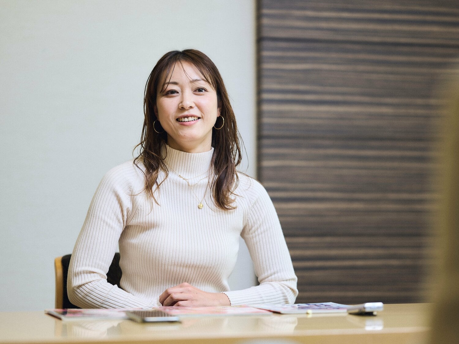 インタビューに答える、現在の納見さん　©Yuki Suenaga