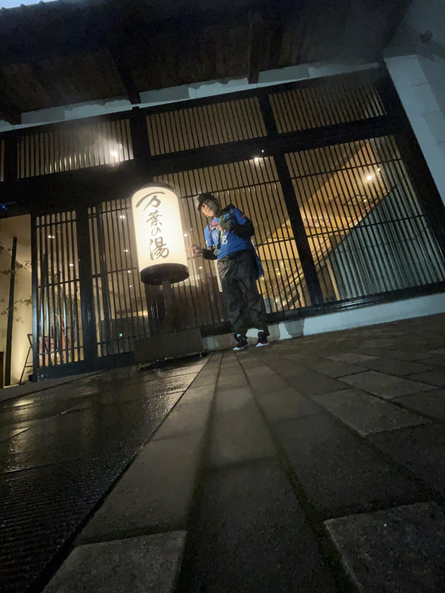 初日の目的地・沼津に到着。すでに日付は変わっていた（小野田治矢さん提供）