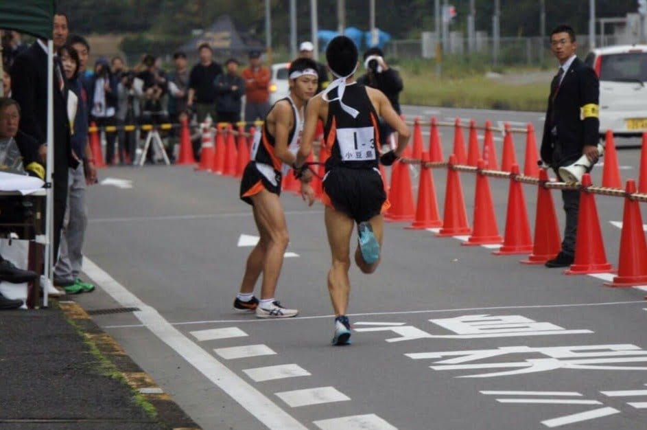 3区の増田から4区の真砂へのタスキリレー／増田さん提供