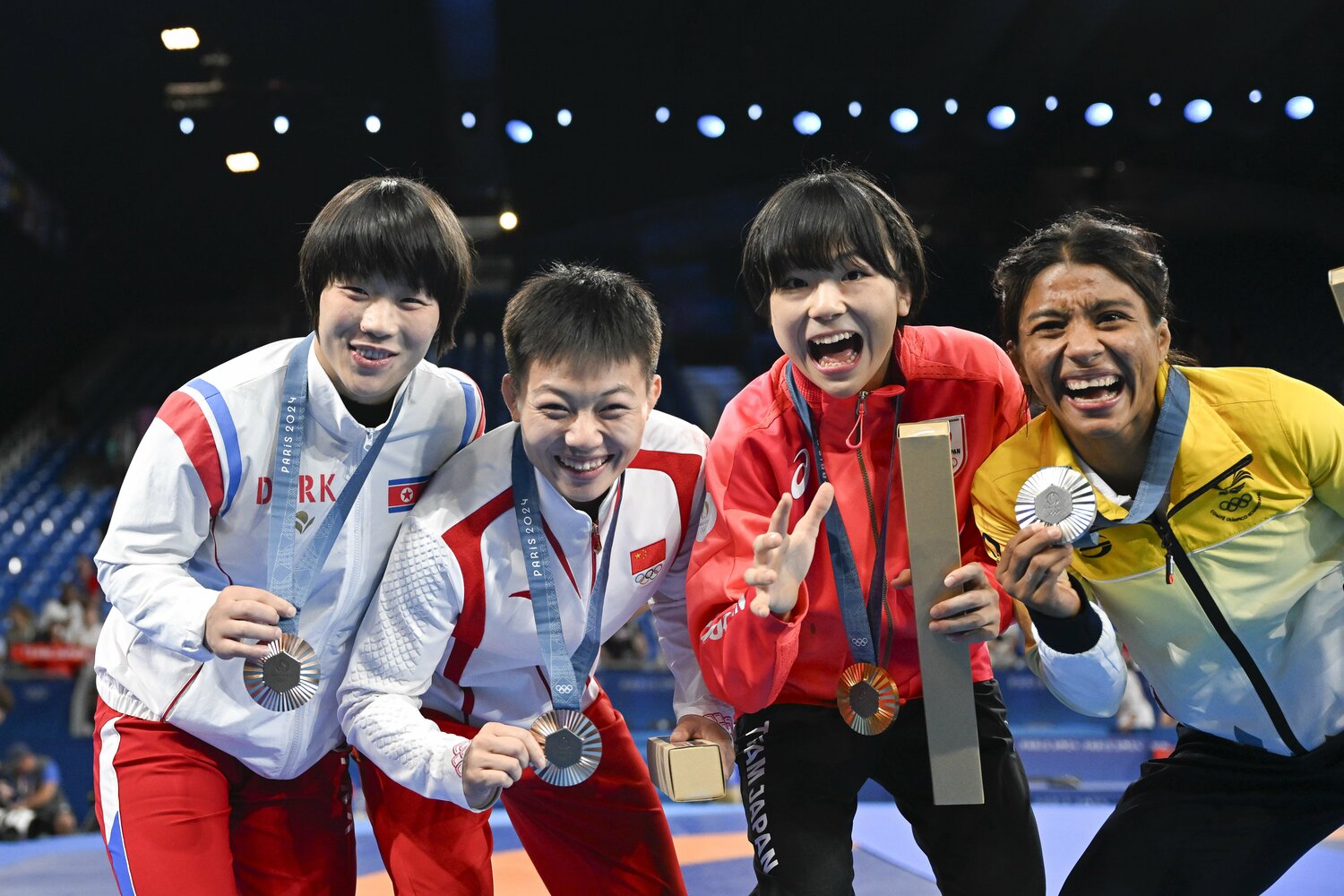 銅メダルの中国、北朝鮮の選手も笑顔になったメダルセレモニー　©Asami Enomoto/JMPA