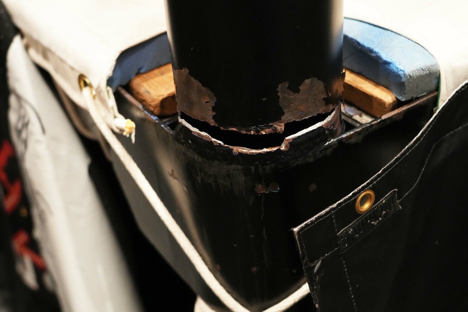 折れた鉄柱を接写。大きな裂け目が入っている　©Essei Hara