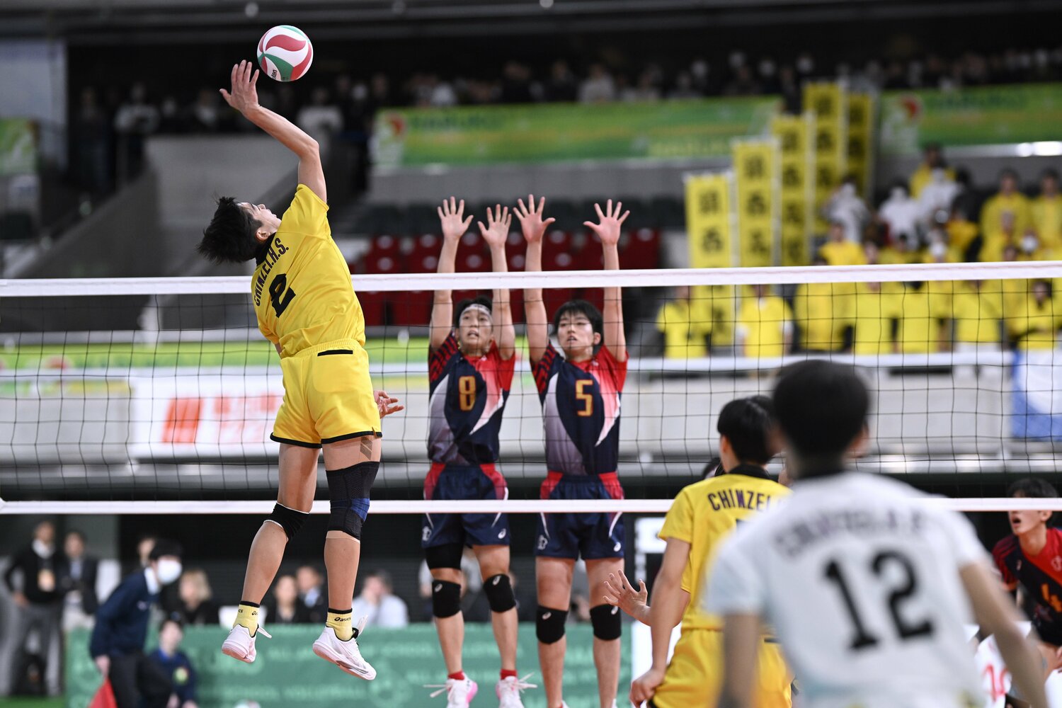 鎮西・一ノ瀬漣(2番)のスパイクにブロックやレシーブで応戦した東山高校 ©︎Hiroyuki Nakamura