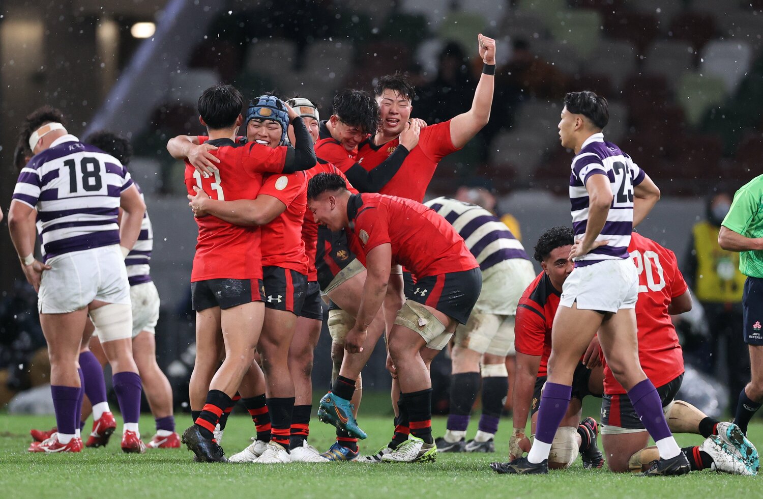 氷雨の降る決勝の舞台で明治大を下して選手権3連覇を果たした帝京大　©︎JIJI PRESS