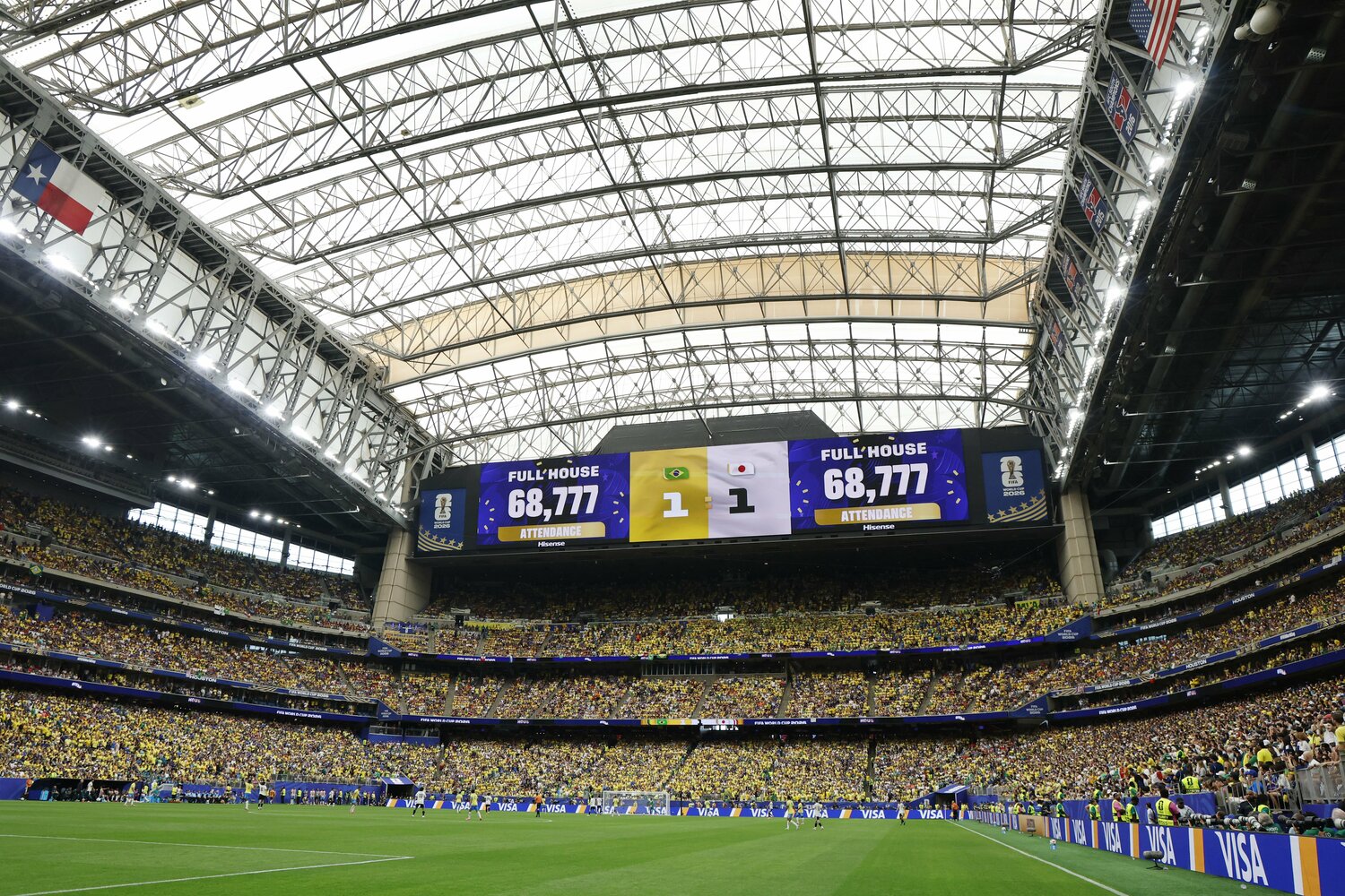 スタジアムはブラジルサポーターでいっぱいに…　©Atsushi Tokumaru