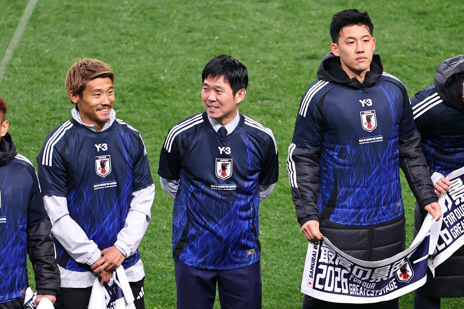 2025年3月のアジア予選バーレーン戦。W杯出場を決め、森保監督の隣で笑顔の守田 ©JIJI PRESS
