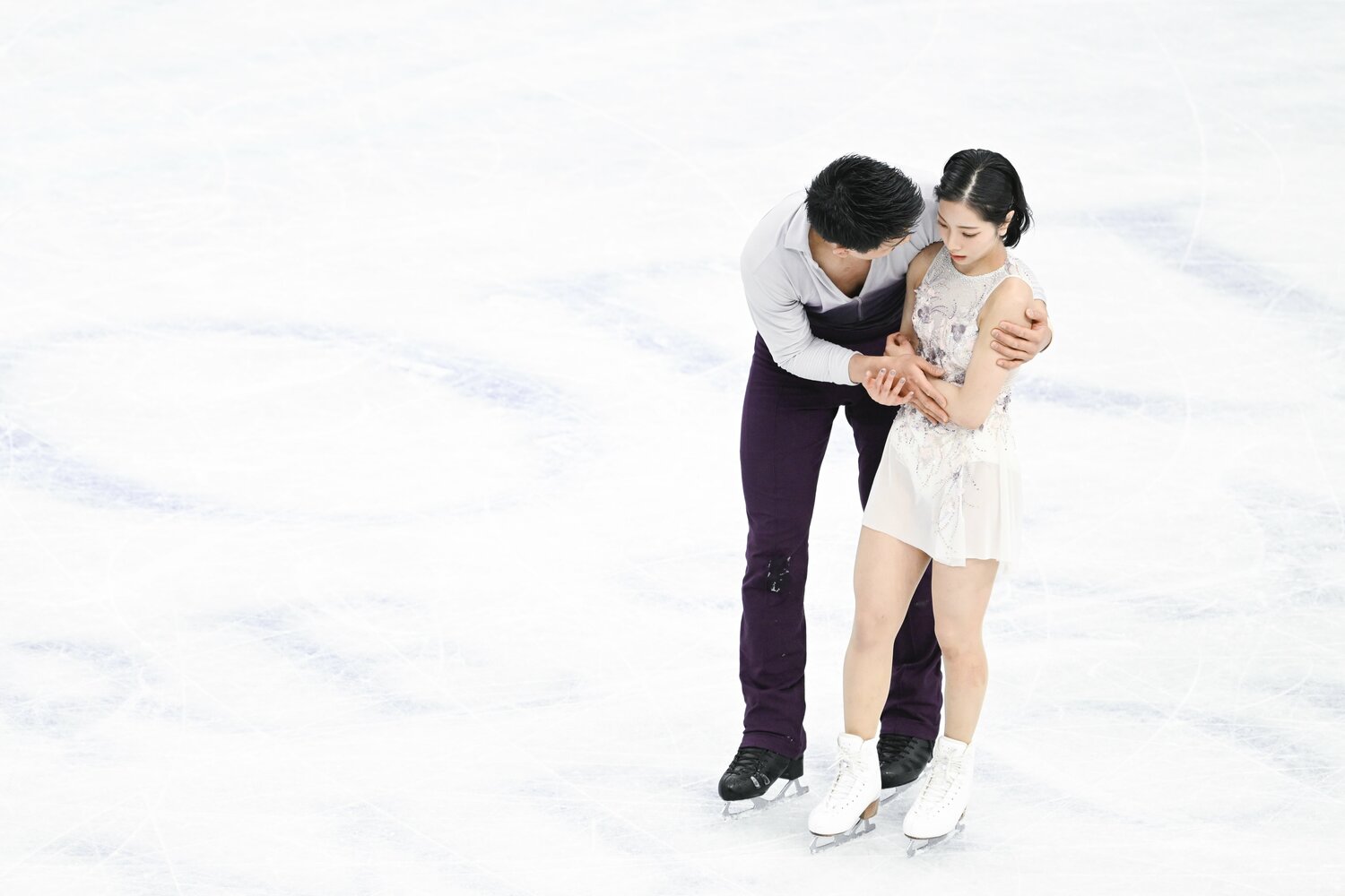 世界選手権フリーの演技後、三浦に寄り添う木原 ©Asami Enomoto