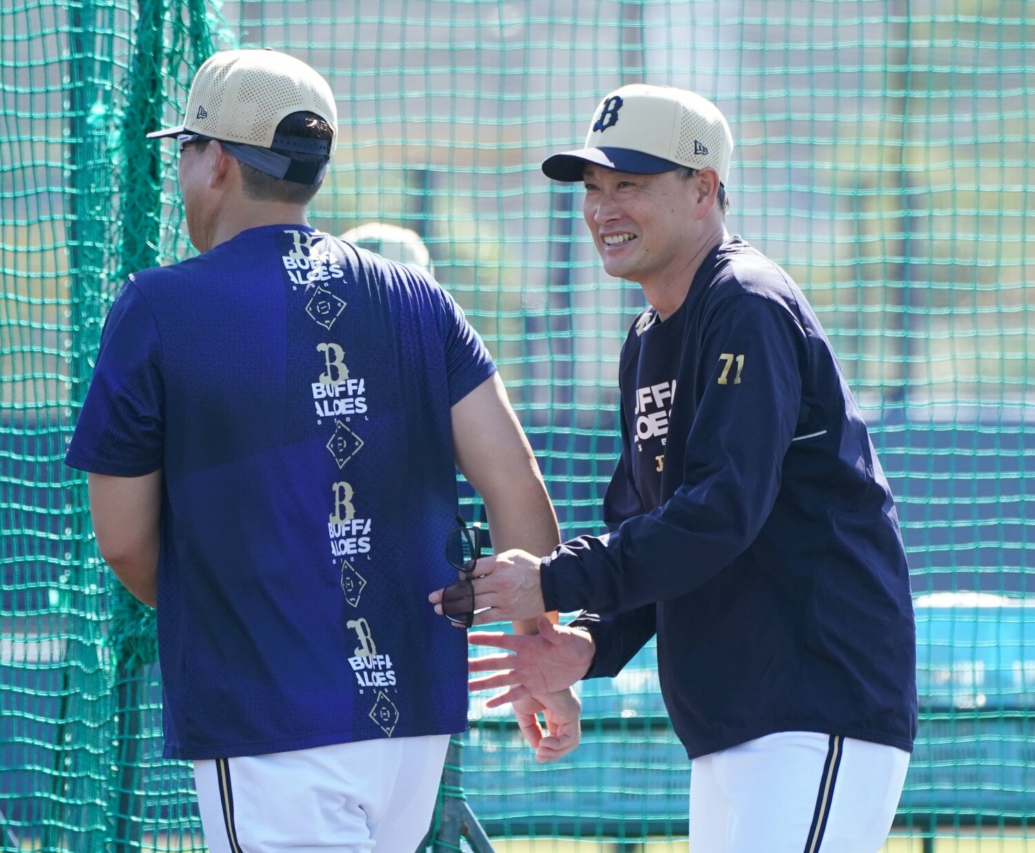 残留したコーチ、新任のコーチともに力を合わせて岸田新監督（右）を支えていく　©︎SANKEI SHIMBUN