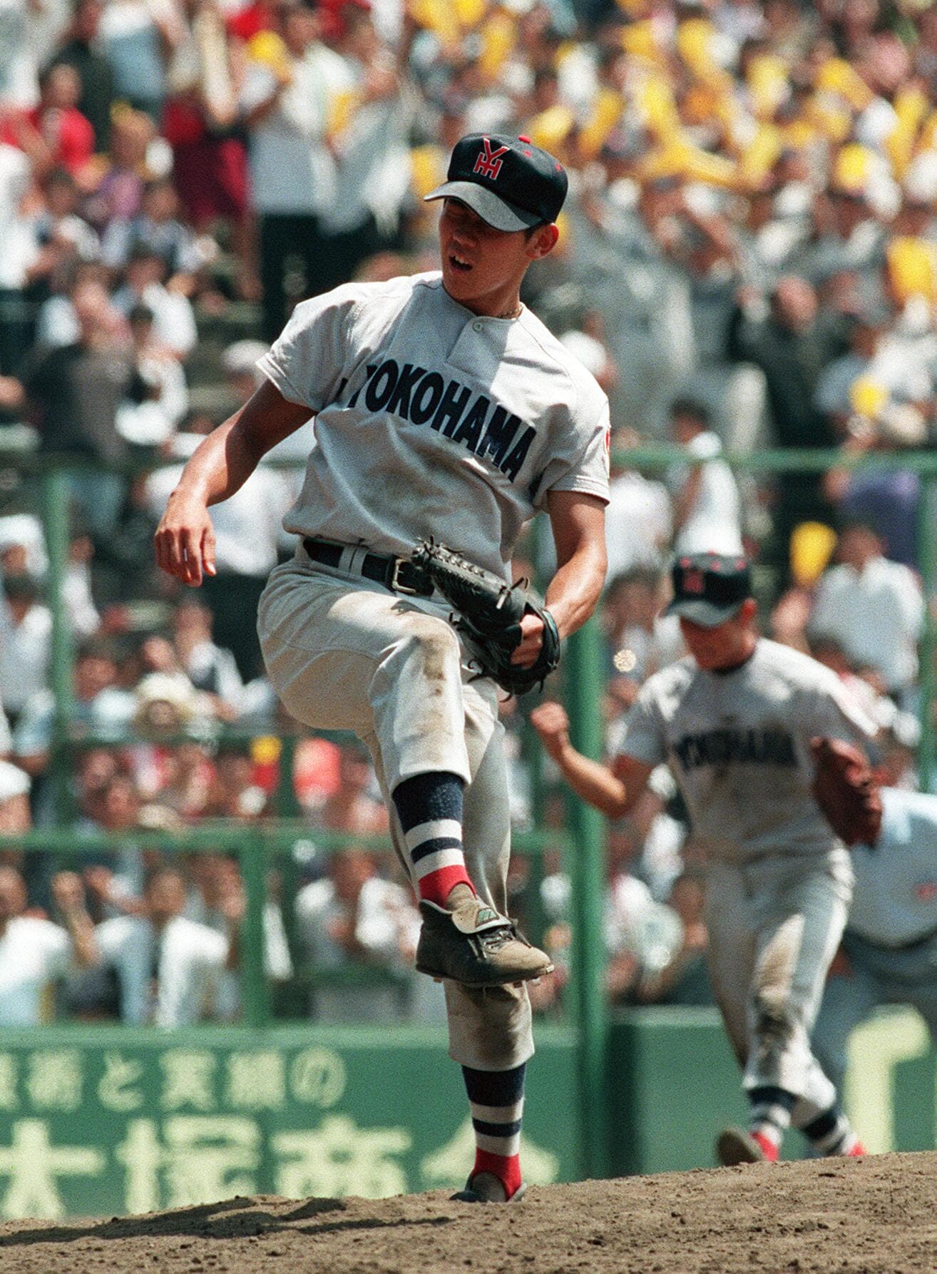 延長17回裏、最後の打者を打ち取りマウンド上で思わず目を閉じる松坂　©︎JIJI PRESS