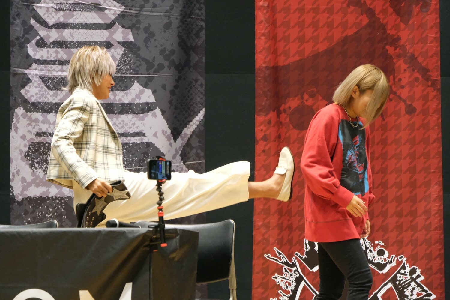 大会に向けた会見にて、「ドM」と言われたジュリアは苦笑しつつ小波を蹴飛ばすパフォーマンス